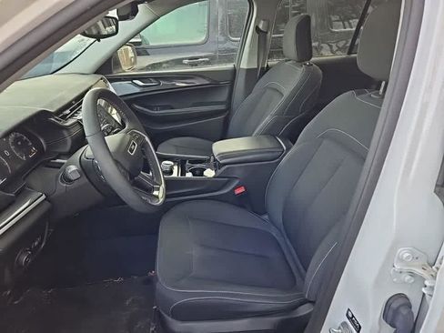 Used 2023 Jeep Grand Cherokee Laredo w/ Luxury Tech Group I image 6