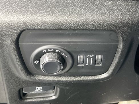 Used 2023 Jeep Grand Cherokee Altitude AWD/4WD image 10