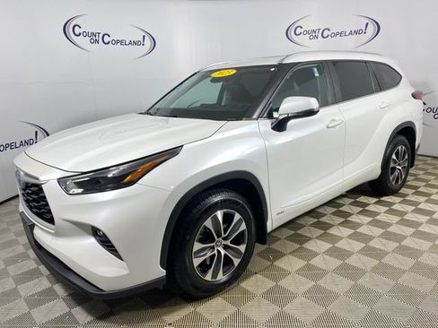 Used 2023 Toyota Highlander XLE AWD/4WD image 3