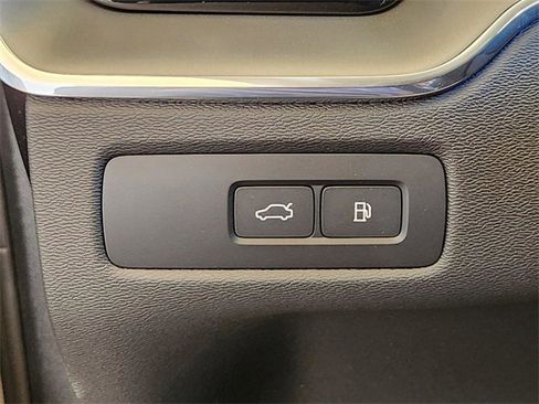 Certified 2025 Volvo XC60 T8 Core w/ Protection Package Premier image 23