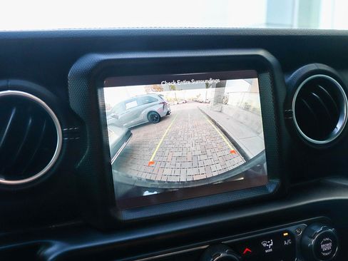 Used 2022 Jeep Wrangler Unlimited Sahara image 26