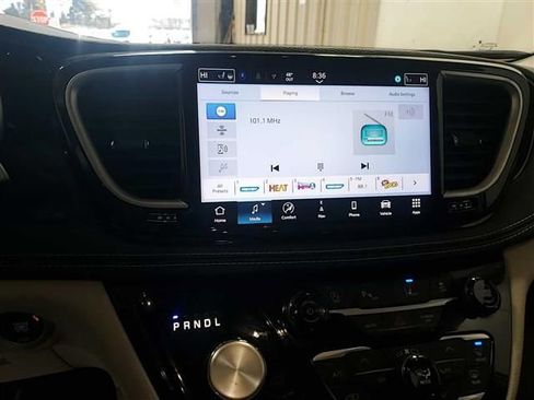 Used 2024 Chrysler Pacifica Limited FWD image 13