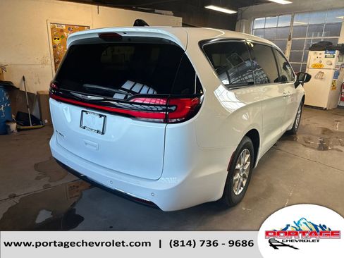 Used 2024 Chrysler Pacifica Touring-L image 5