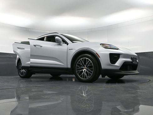 Certified 2025 Porsche Macan 4 Electric image 38