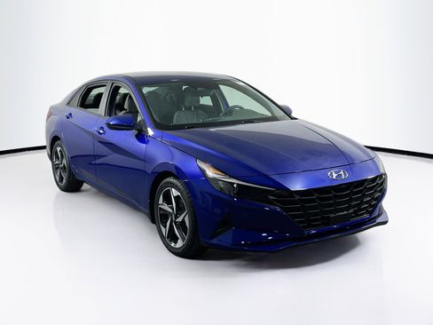 Used 2023 Hyundai Elantra SEL w/ Convenience Package image 3