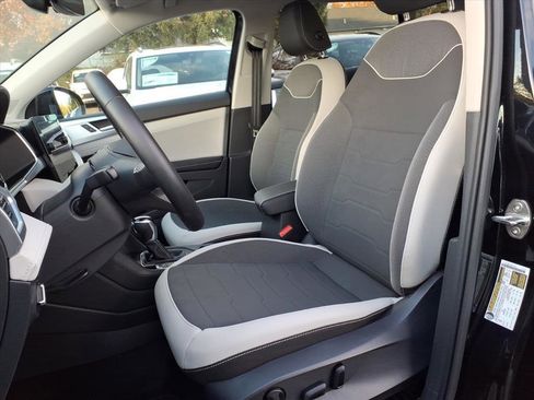 Certified 2025 Volkswagen Taos SE image 9