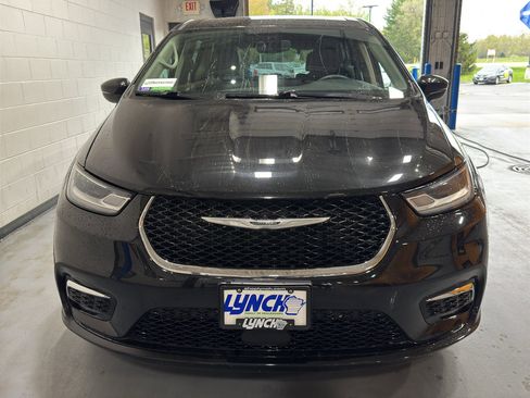 Used 2023 Chrysler Pacifica Touring-L FWD image 8