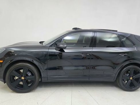 Used 2025 Porsche Cayenne w/ Premium Package image 10