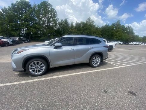 Certified 2024 Toyota Highlander Limited FWD image 21