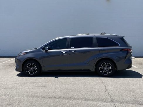Used 2025 Toyota Sienna Platinum AWD/4WD image 2