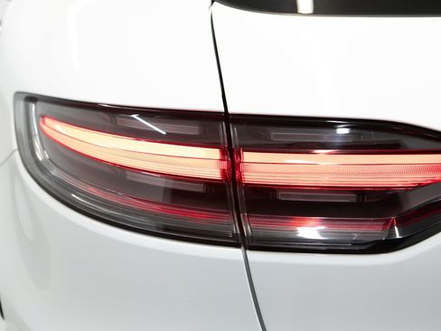 Used 2023 Porsche Macan AWD/4WD image 35