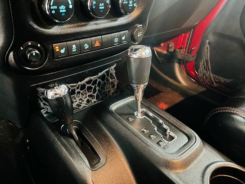 Used 2012 Jeep Wrangler Unlimited Sahara image 19