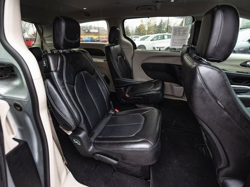 Used 2024 Chrysler Pacifica Touring-L FWD image 29