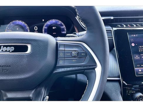 Used 2025 Jeep Grand Cherokee Altitude RWD image 11
