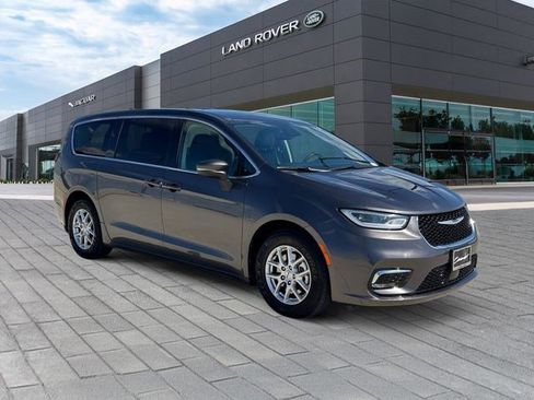Used 2023 Chrysler Pacifica Touring-L FWD image 7
