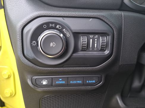 Used 2022 Jeep Wrangler Unlimited Sahara w/ Cold Weather Group AWD/4WD image 24