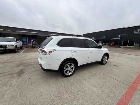 Used 2015 Mitsubishi Outlander SE image 18