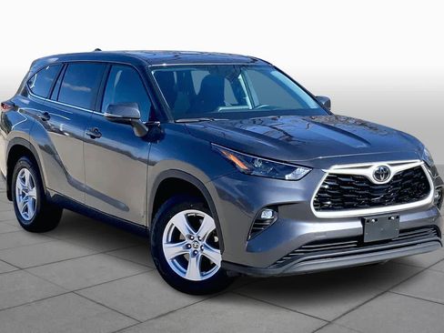 Used 2024 Toyota Highlander LE image 3