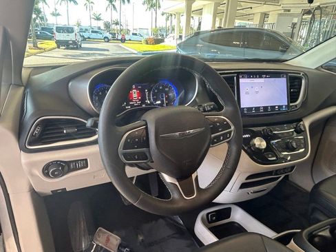 Used 2024 Chrysler Pacifica Touring-L image 34