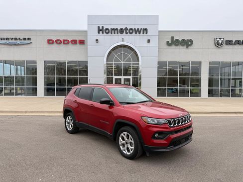 Used 2025 Jeep Compass Latitude AWD/4WD image 1