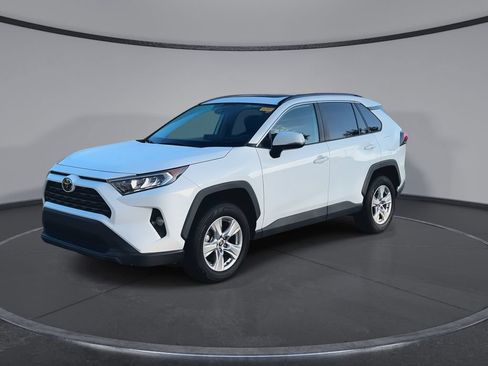 Used 2021 Toyota RAV4 XLE w/ Convenience Package FWD image 4