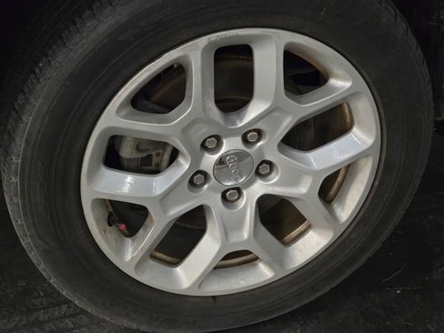 Used 2018 Jeep Renegade Latitude w/ Cold Weather Group image 12