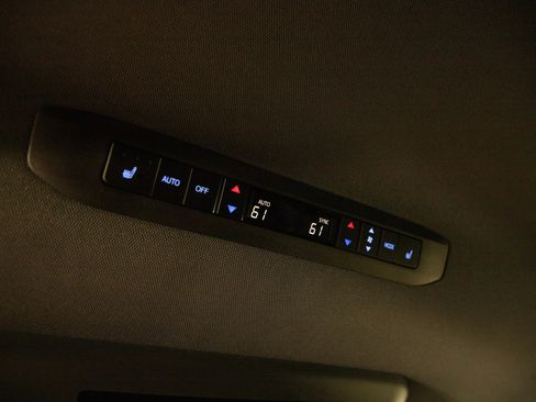 Used 2024 Toyota Sienna Platinum AWD/4WD image 18