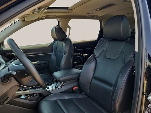 Used 2025 Kia Telluride S FWD image 11
