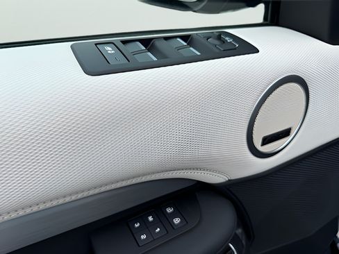 Certified 2026 Land Rover Discovery Limited Edition AWD/4WD image 17