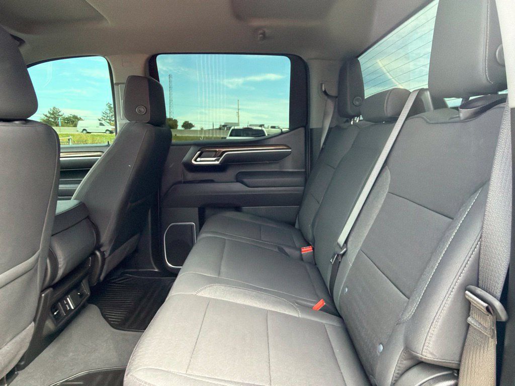 Used 2025 Chevrolet Silverado 1500 LT AWD/4WD image 14