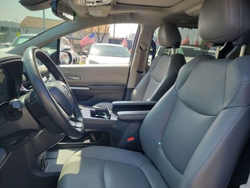Used 2023 Toyota Sienna XLE w/ XLE Plus Package image 17