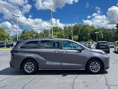 Used 2024 Toyota Sienna XLE w/ XLE Plus Package FWD image 5