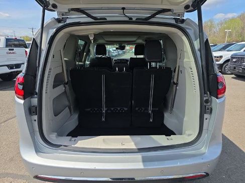 Used 2024 Chrysler Pacifica Limited FWD image 15