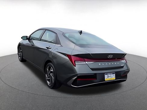 Used 2025 Hyundai Elantra Limited image 11