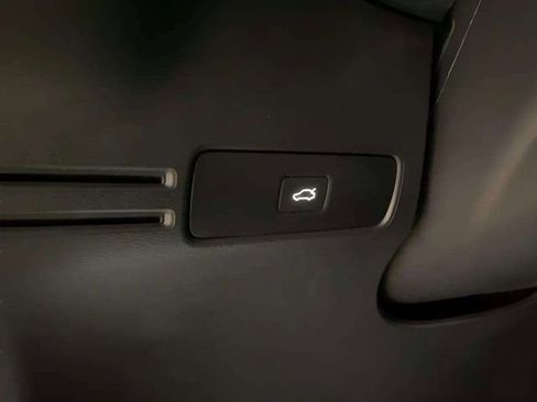 Used 2025 Volvo XC40 B5 Plus image 30