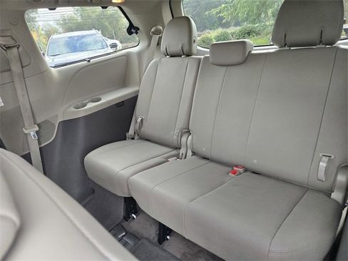 Used 2017 Toyota Sienna XLE image 16