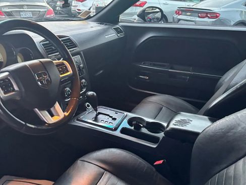 Used 2013 Dodge Challenger SXT image 9