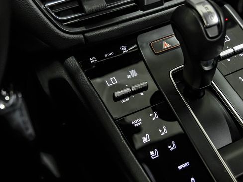 Used 2024 Porsche Macan AWD/4WD image 32