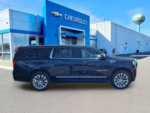 Used 2024 GMC Yukon XL Denali w/ Denali Reserve Package AWD/4WD image 2