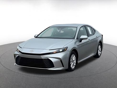 Used 2025 Toyota Camry LE image 7