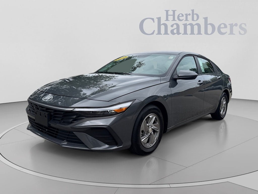 Used 2025 Hyundai Elantra SE FWD image 11