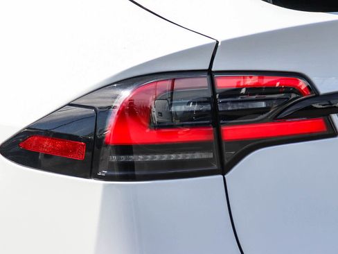 Used 2023 Tesla Model X Plaid image 9