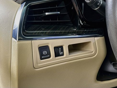 Used 2019 Cadillac XT5 FWD image 10