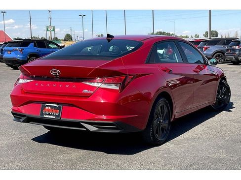 Used 2021 Hyundai Elantra SEL image 13
