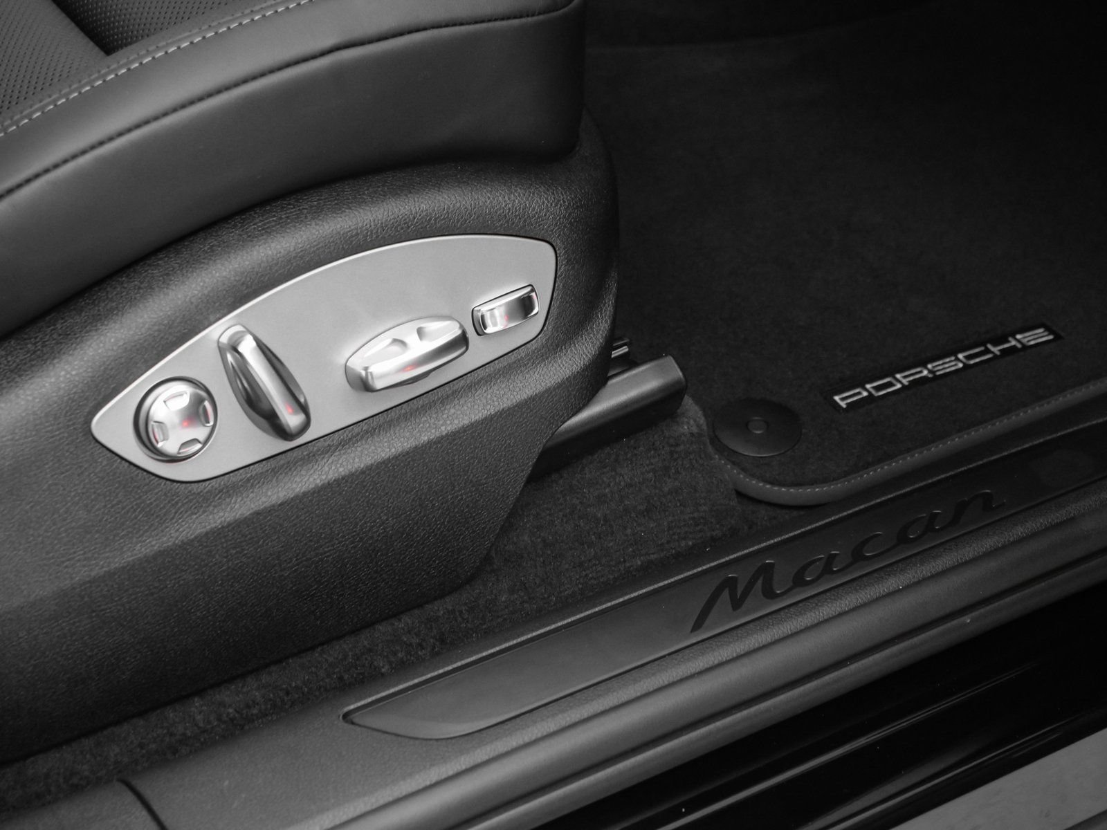 Certified 2025 Porsche Macan AWD/4WD image 16