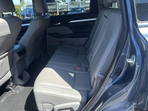 Used 2019 Toyota Highlander XLE AWD/4WD image 14