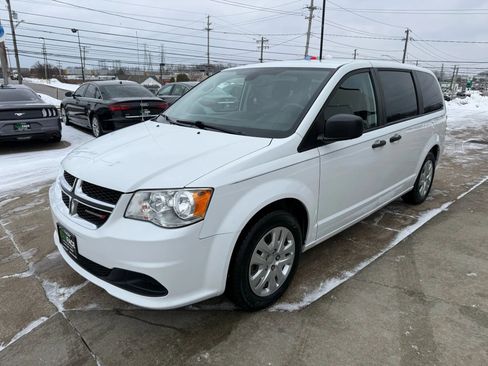 Used 2019 Dodge Grand Caravan SE w/ UConnect Hands-Free Group image 5