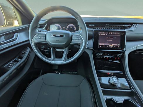 New 2025 Jeep Grand Cherokee L Laredo image 17