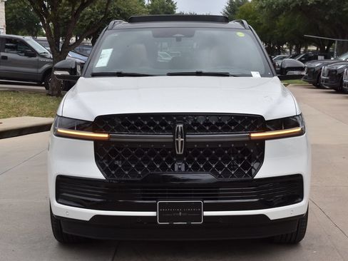 New 2026 Lincoln Navigator L Black Label AWD/4WD image 2