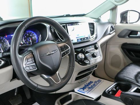 Used 2022 Chrysler Pacifica Touring-L FWD image 22